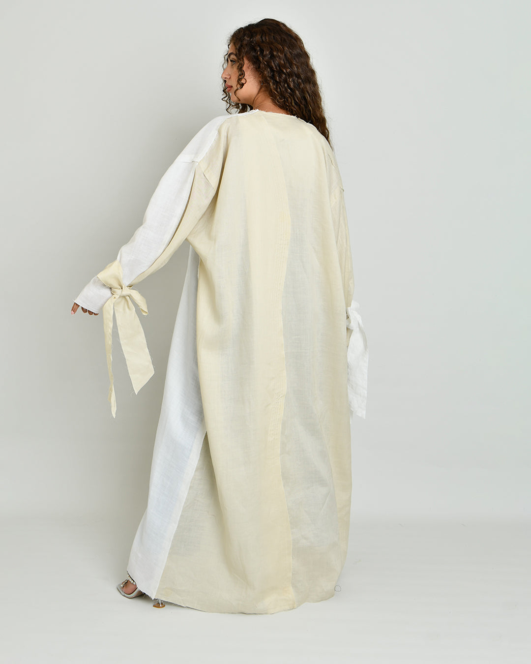The Two-Toned Wavy Abaya in beige and white - image 6