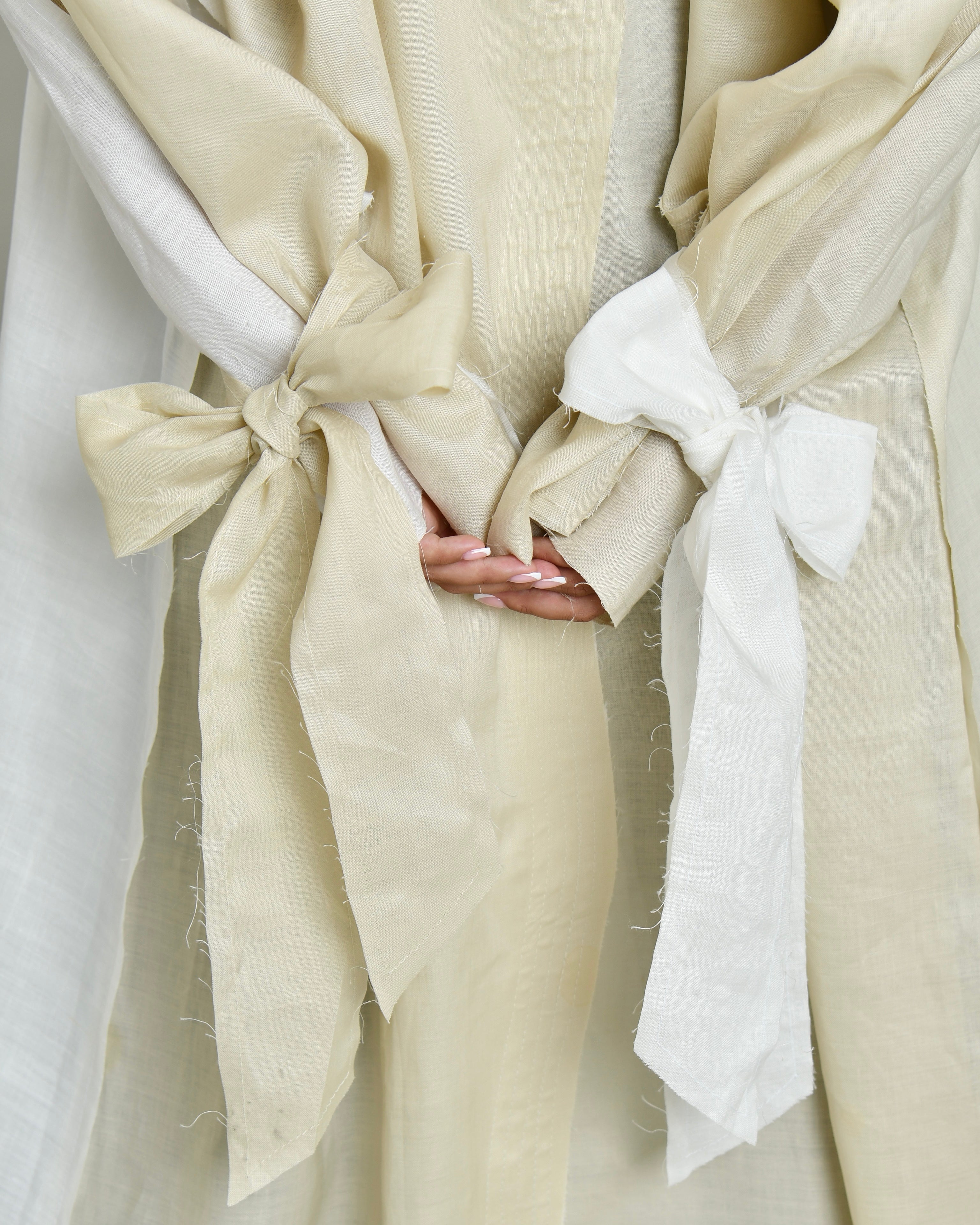 The Two-Toned Wavy Abaya in beige and white - image 3
