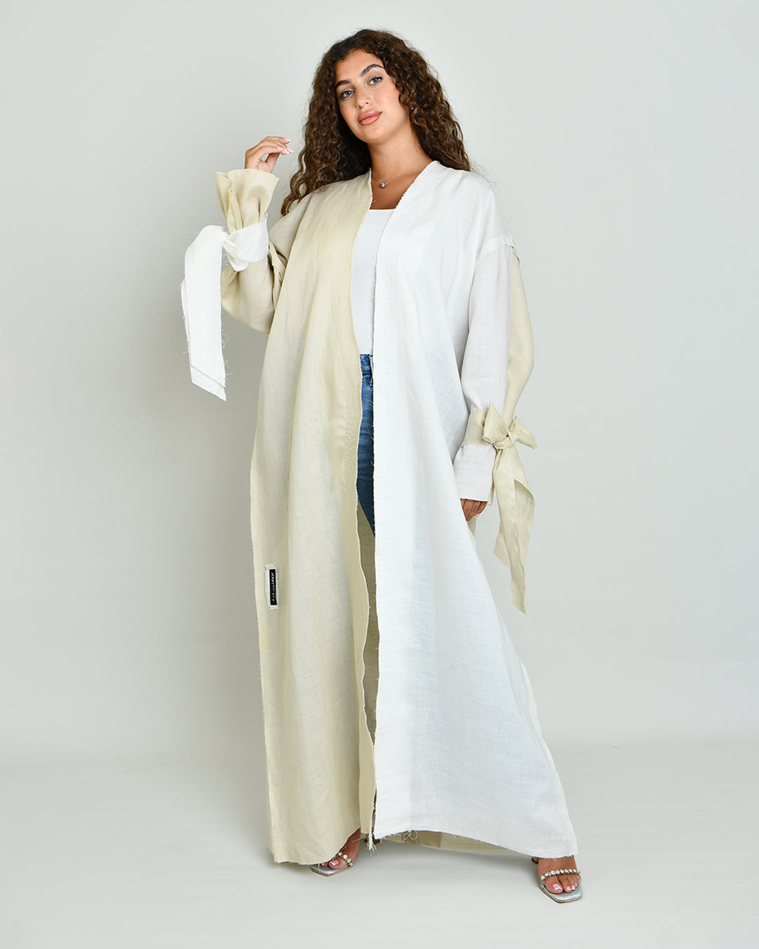 The Two-Toned Wavy Abaya in beige and white - image 7